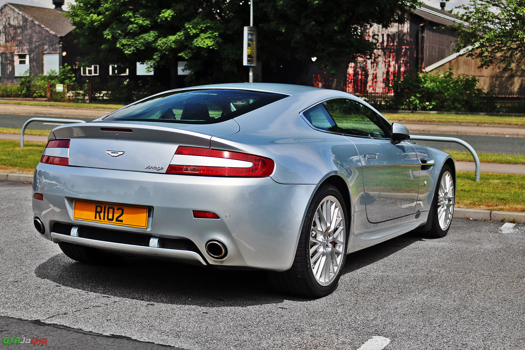 R102, Aston Martin V8 Vantage 