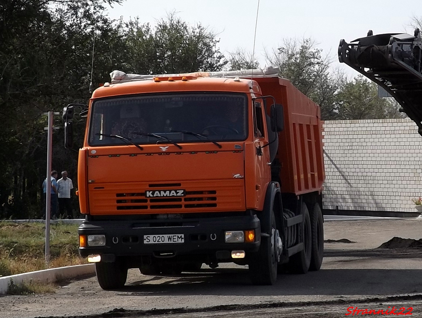 Камаз 55111 перед. Камаз черный матовый. Камаз опер. Камаз бункер. Тонированный камаз самосвал.