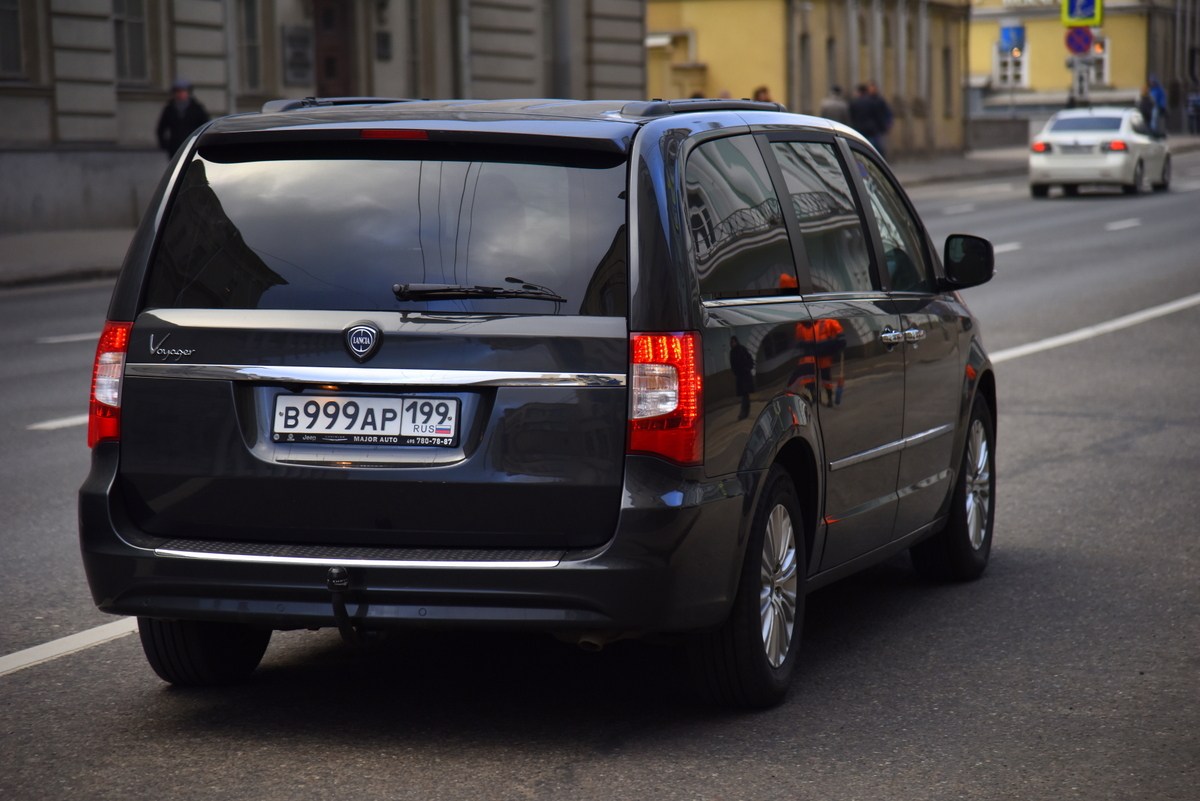 в 999 ар 199, Lancia Voyager 1st gen (404), 2011–2015