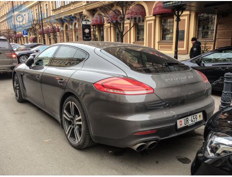 UR 459, Porsche Panamera