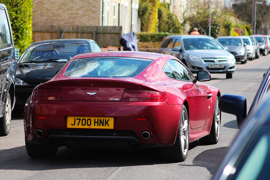 J700HNK, Aston Martin V8 Vantage 