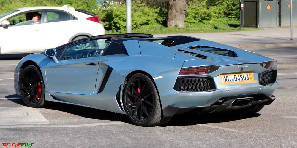 Ламборгини авентадор св 2019. Lamborghini murcielago желтый. Особняк и зеленый ломбаргини. Lamborghini murcielago lp640 2006. Ламборджини на даче.