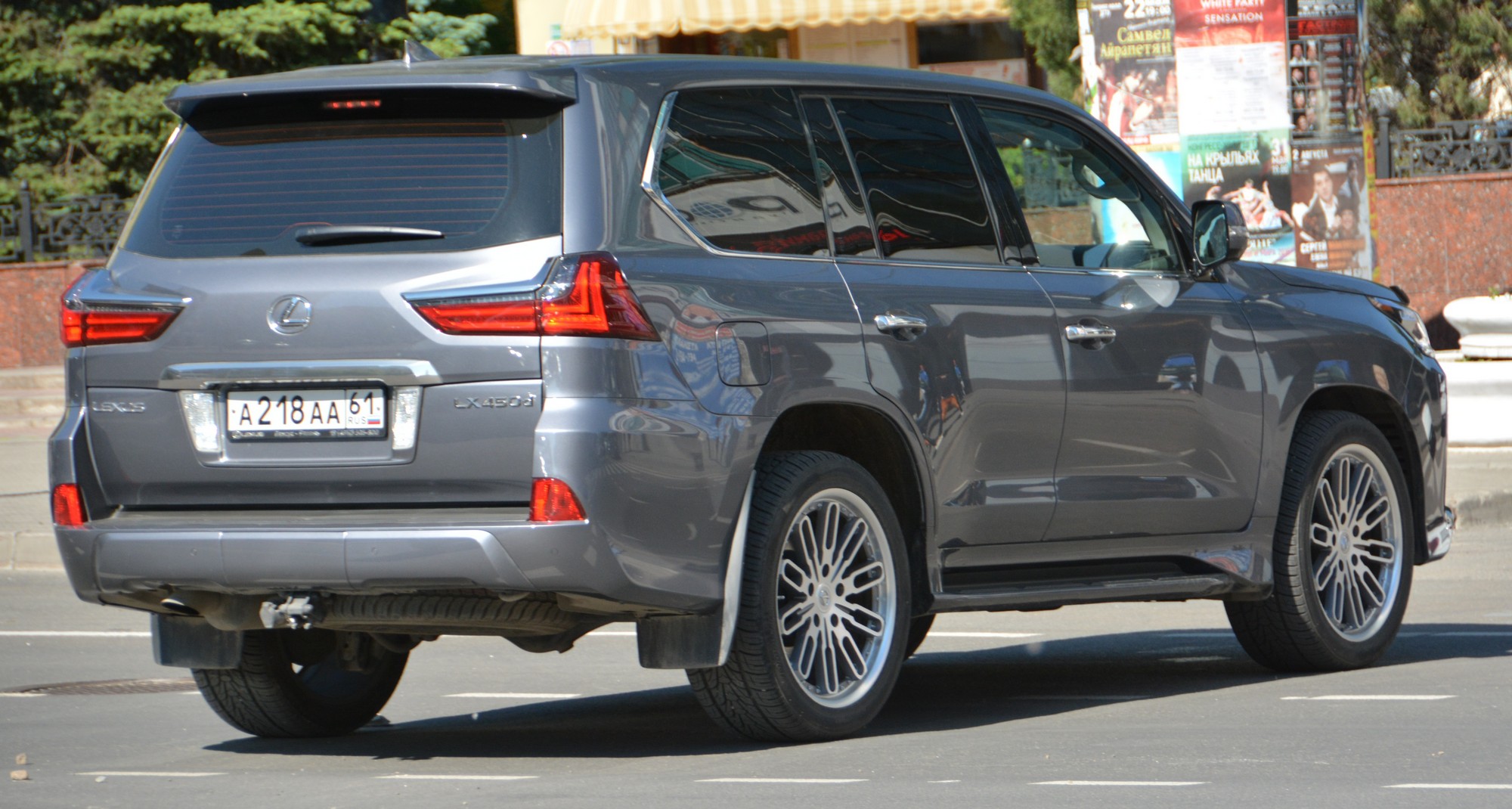 а 218 аа 61, Lexus LX 