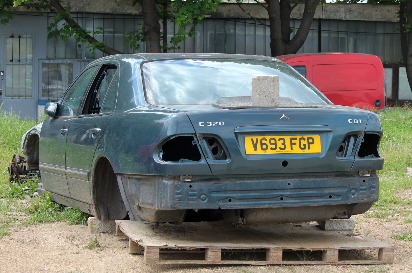 V693FGP, Mercedes-Benz E-Klasse 2nd gen Sedan (W210), 1995­–2002