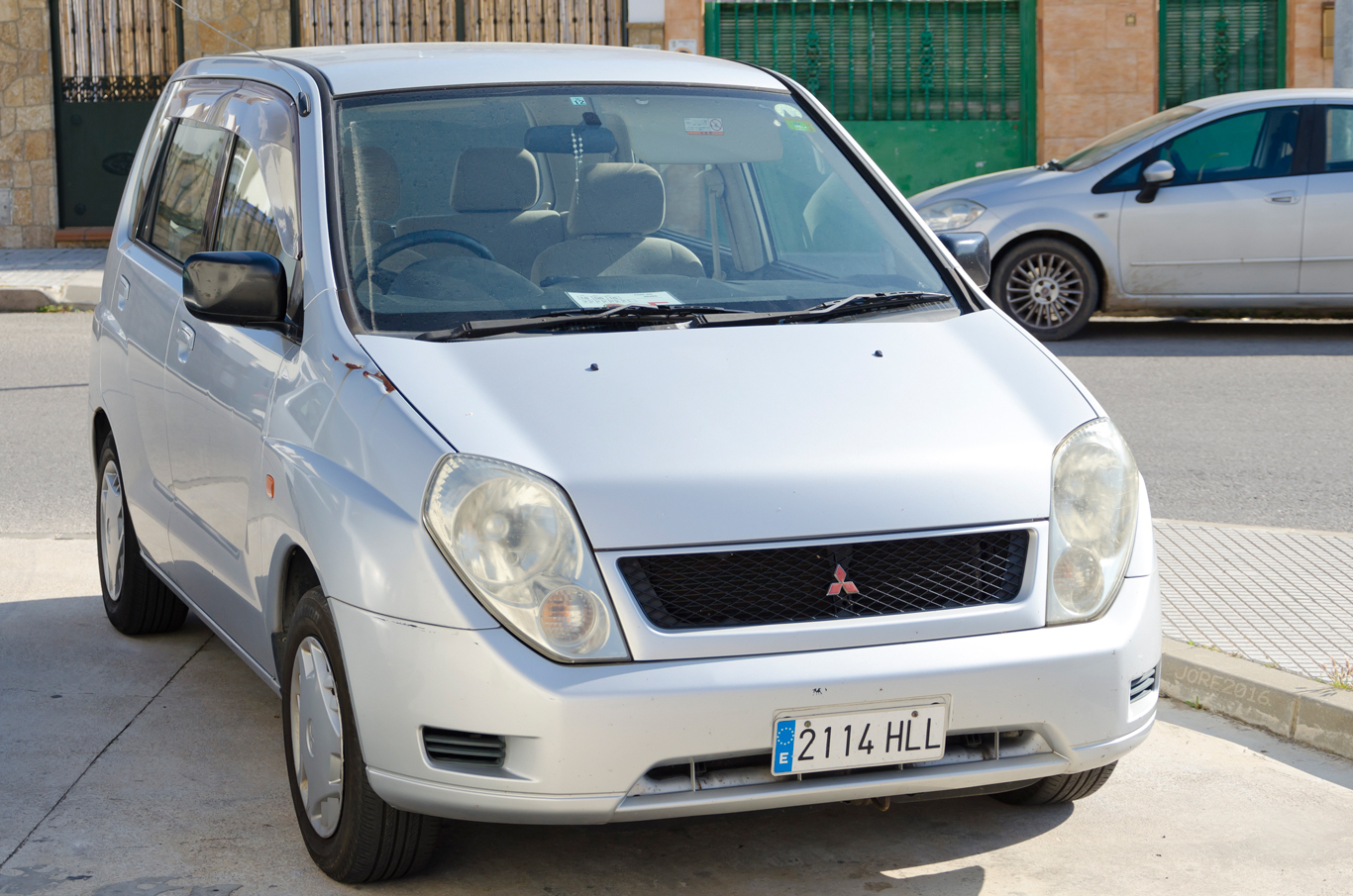 2114 HLL, Mitsubishi Mirage Dingo 1st gen (CQ2A; JP-market), 1998–2002