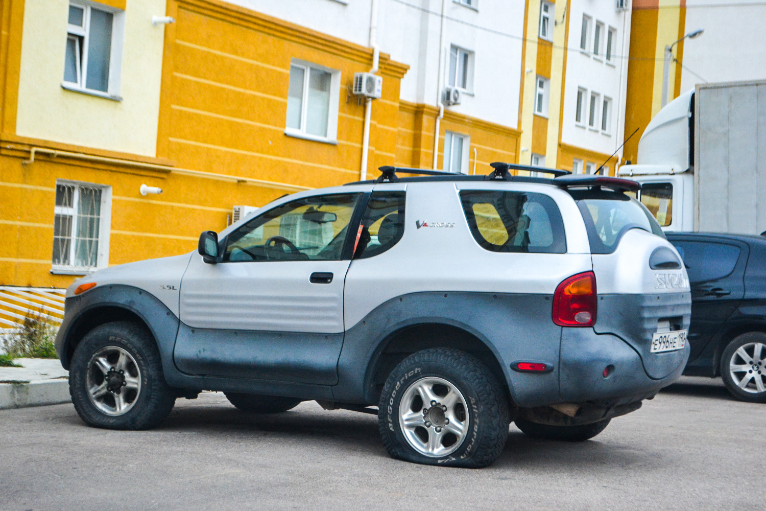 е 996 не 190, Isuzu VehiCross 1st gen (UGS25DW/VX), 1997–2001