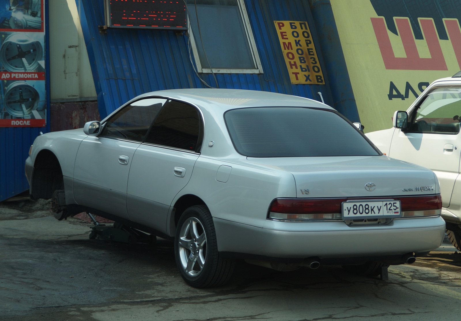 у 808 ку 125, Toyota Crown Majesta 1th gen (S140), 1991–1995