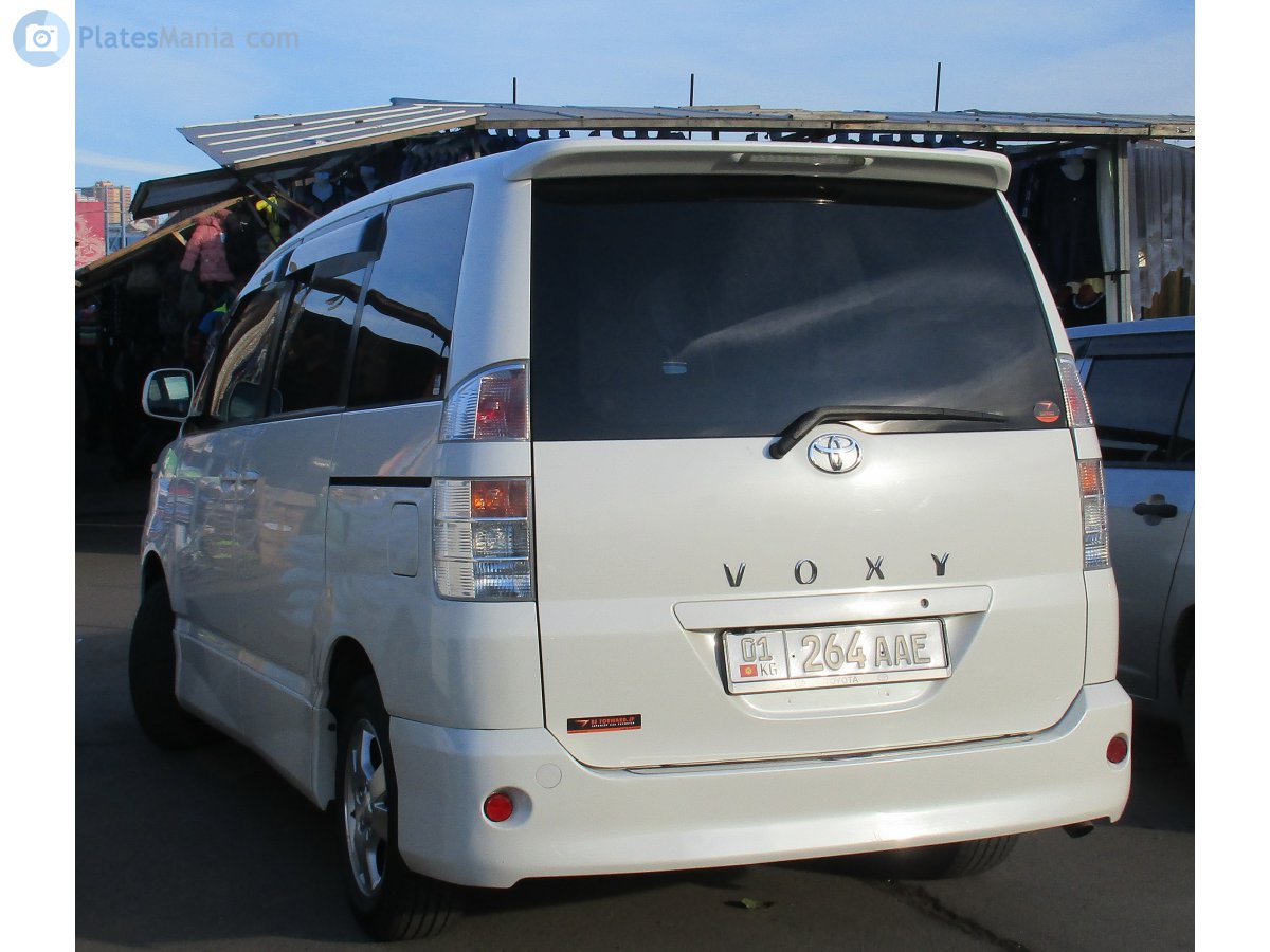 01 264 AAE, Toyota Voxy 1st gen (R60), 2001–2007