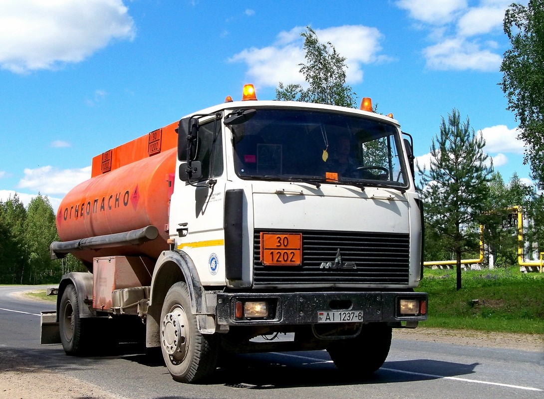 Мв-8 маз 5337. Маз 5337 автоцистерна. Маз 5337 дорожников. Маз 5337а2. Маз 5337.