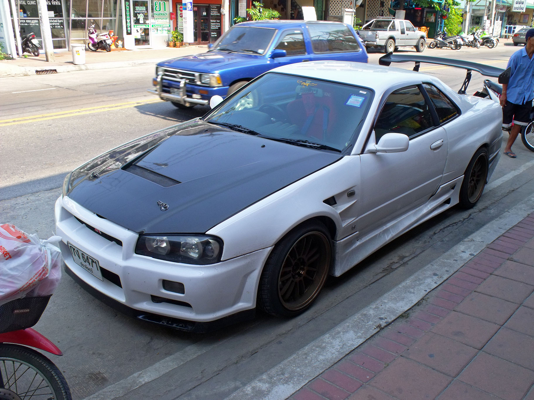 กง 6471, Nissan Skyline 10th gen Coupé (R34), 1998–2001