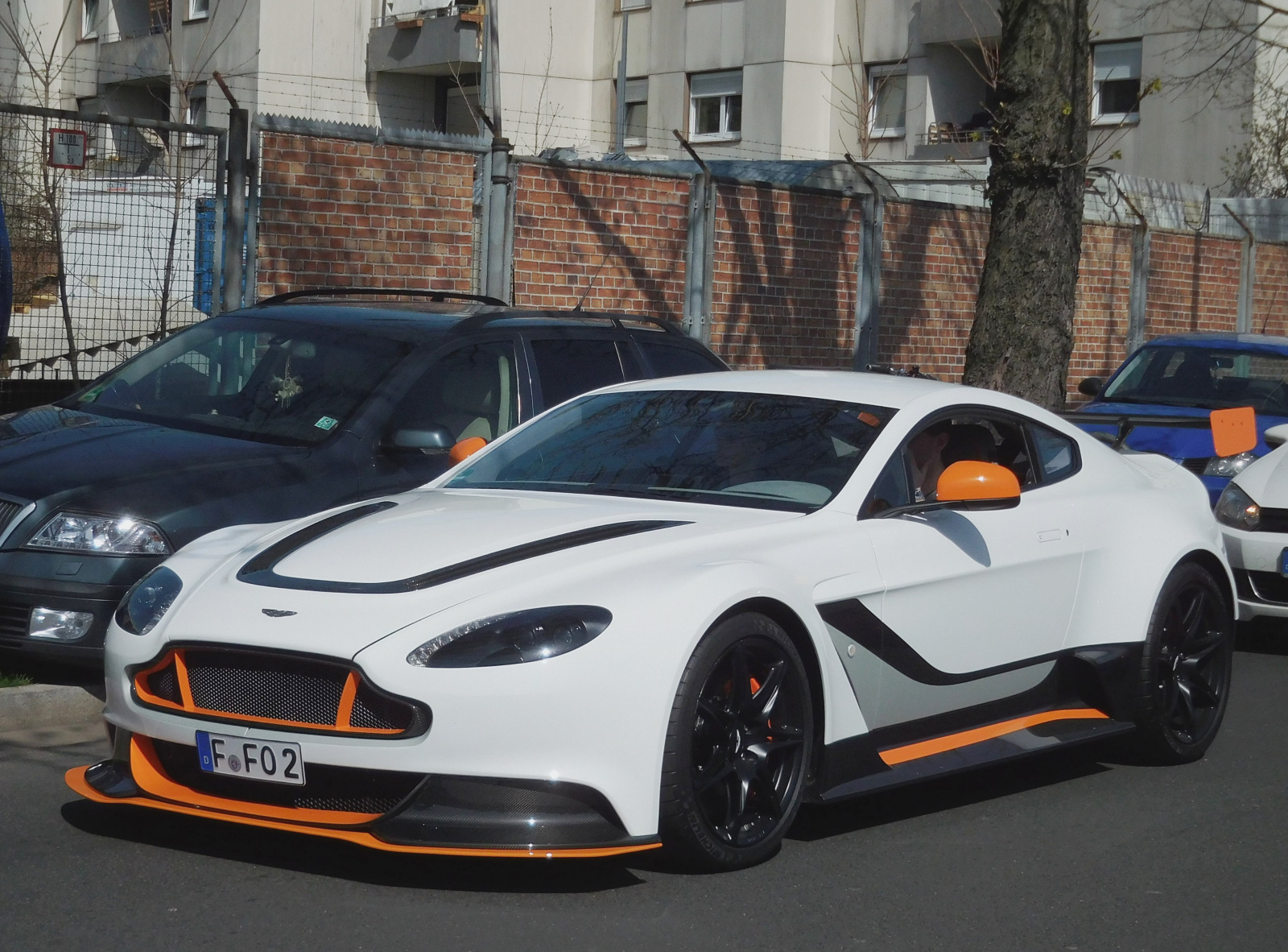 F FO 2, Aston Martin V12 Vantage 