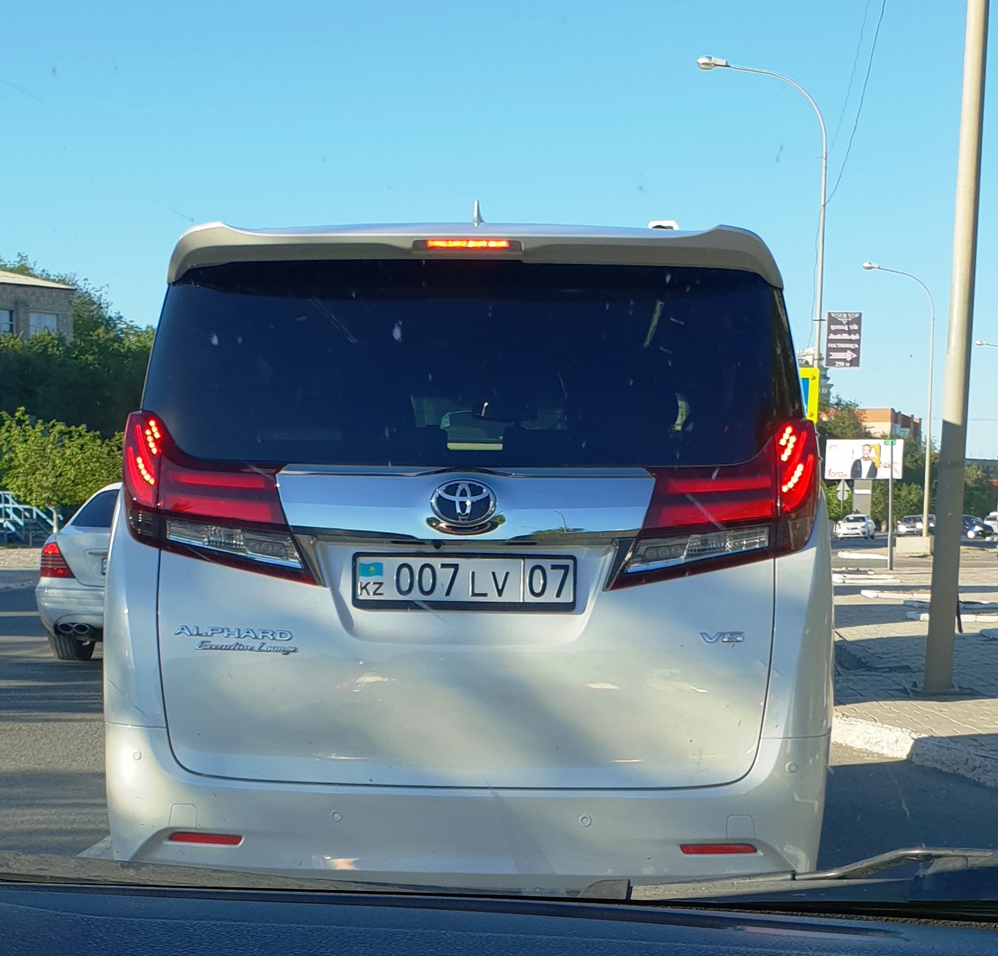 007 LV 07, Toyota Alphard 3rd gen (AH30), 2015­–2023