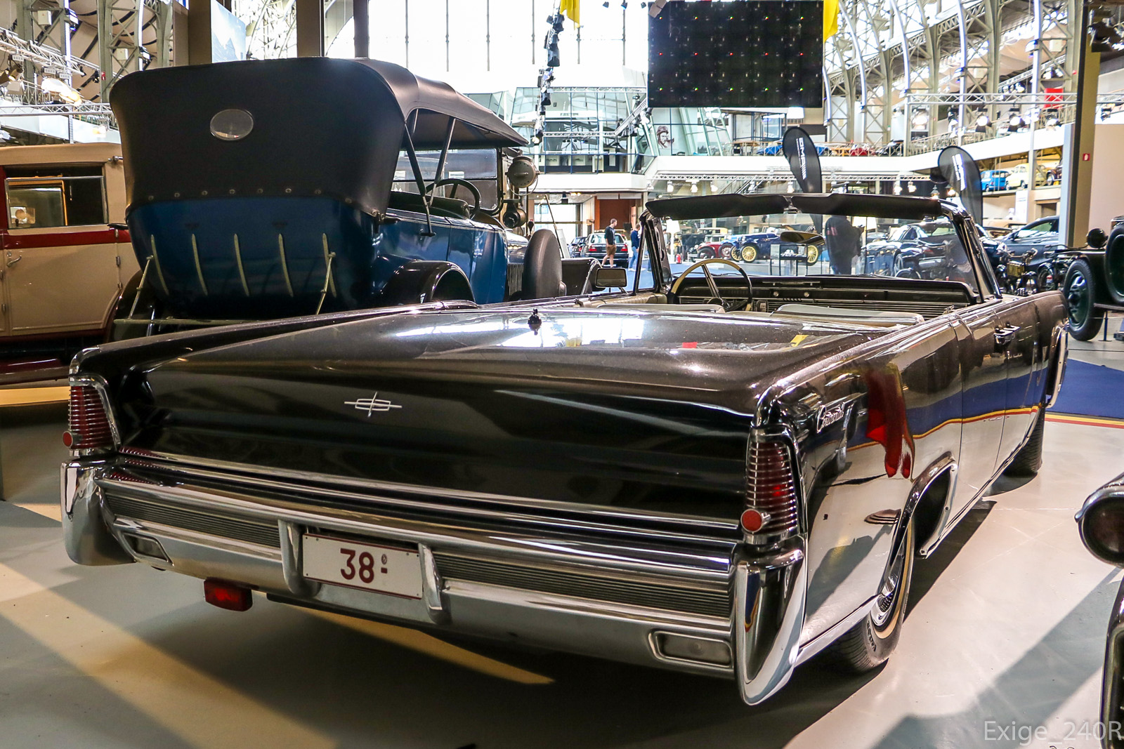 38, Lincoln Continental 4th gen 1961 4-door Convertible (74A), 1960–1961