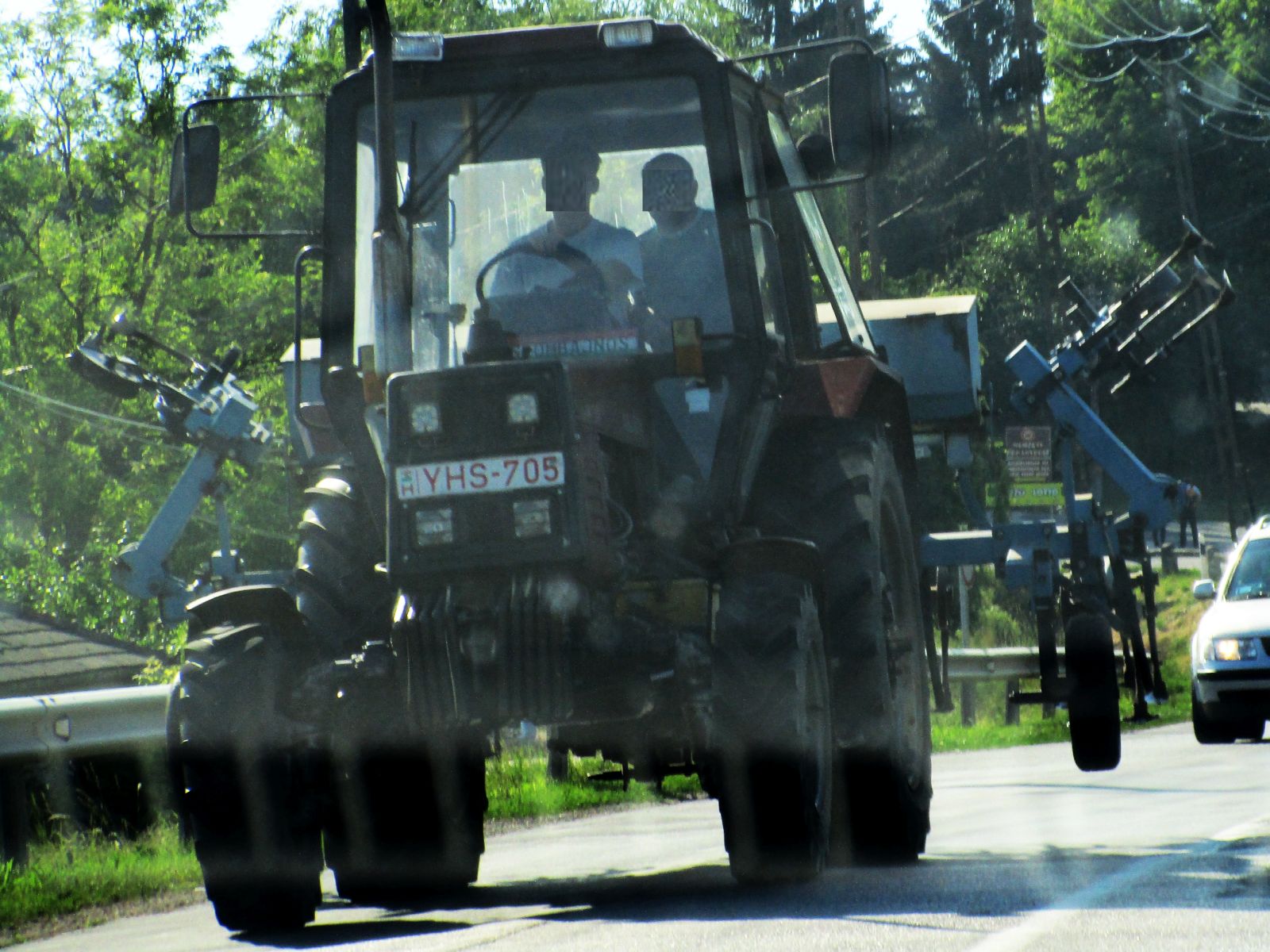 YHS-705, Belarus (MTZ) 820 