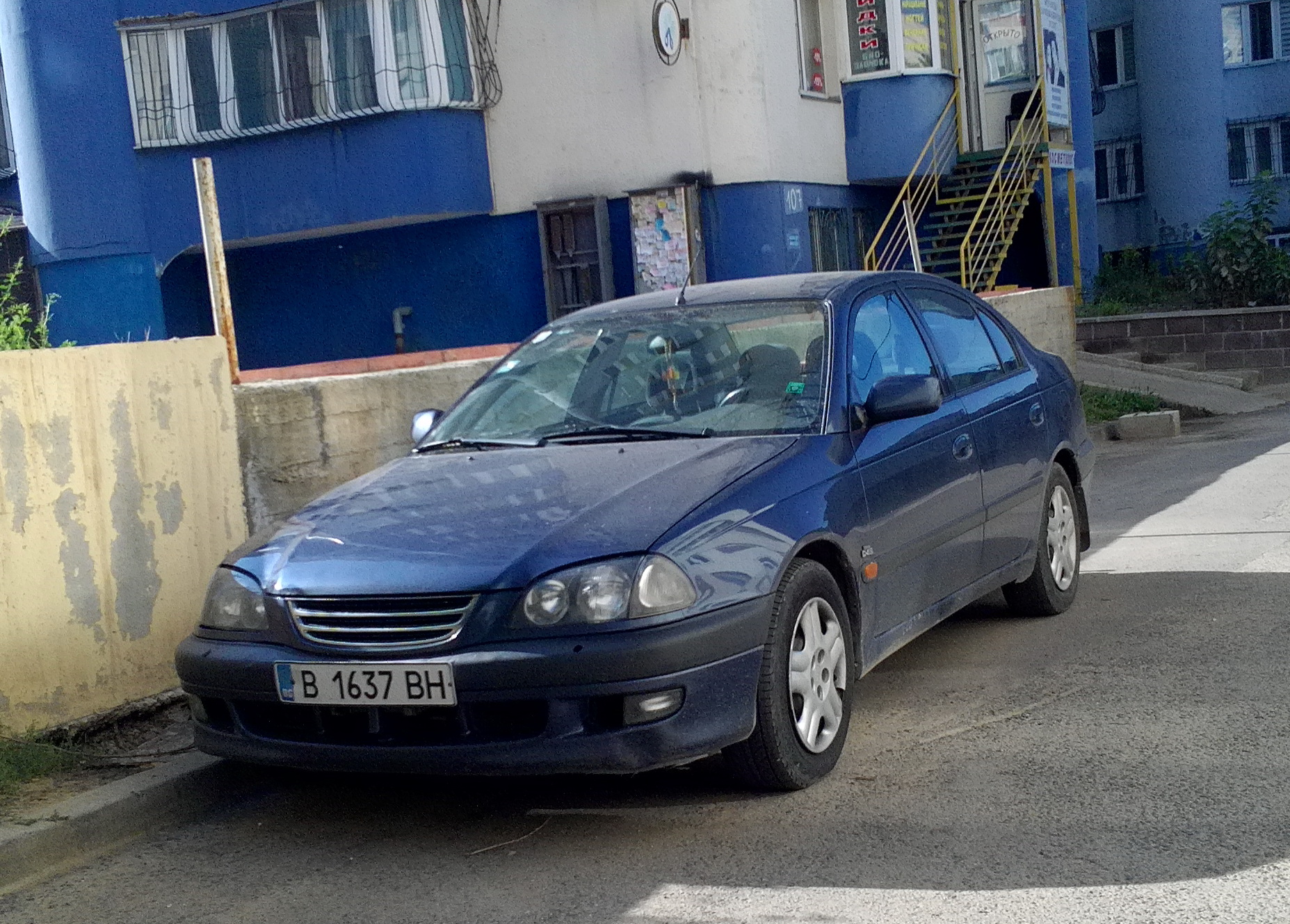 B 1637 BH, Toyota Avensis 1st gen Sedan (T220), 1997–2003