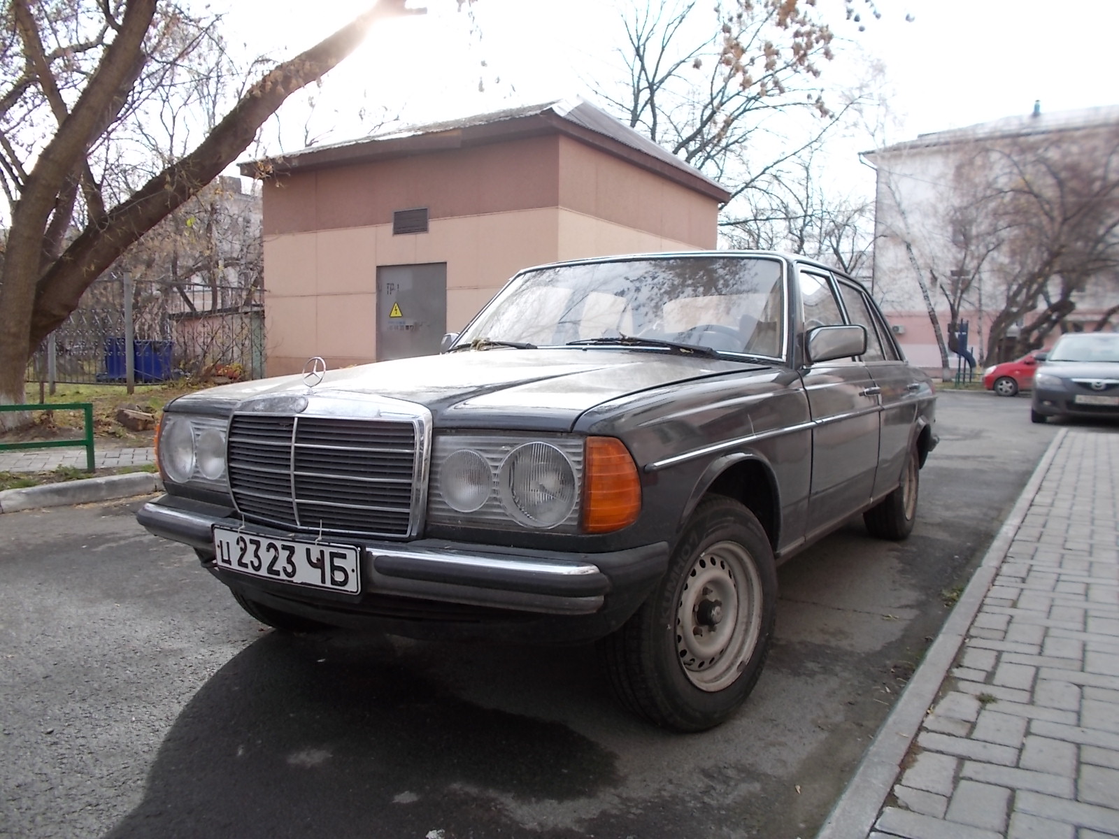 ц 2323 ЧБ, Mercedes-Benz E-Klasse 200–300 Sedan (W123), 1975­–1986