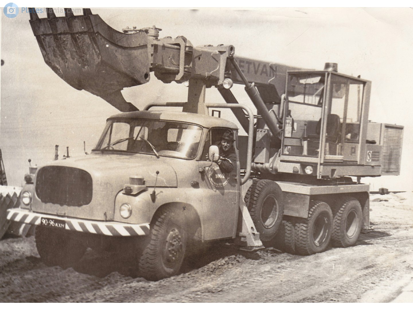 9096 АХН, Tatra 148 