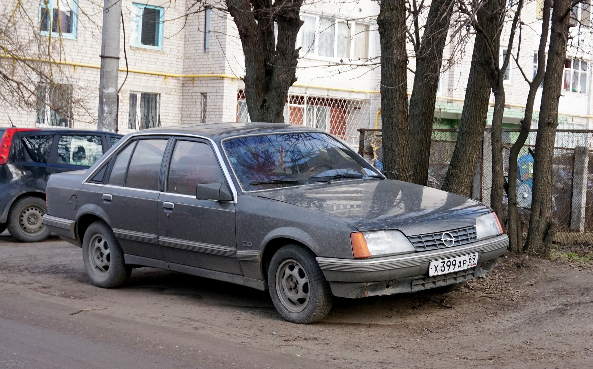 х 399 ар 69, Opel Rekord 5th gen Sedan (E2), facelift, 1982–1986