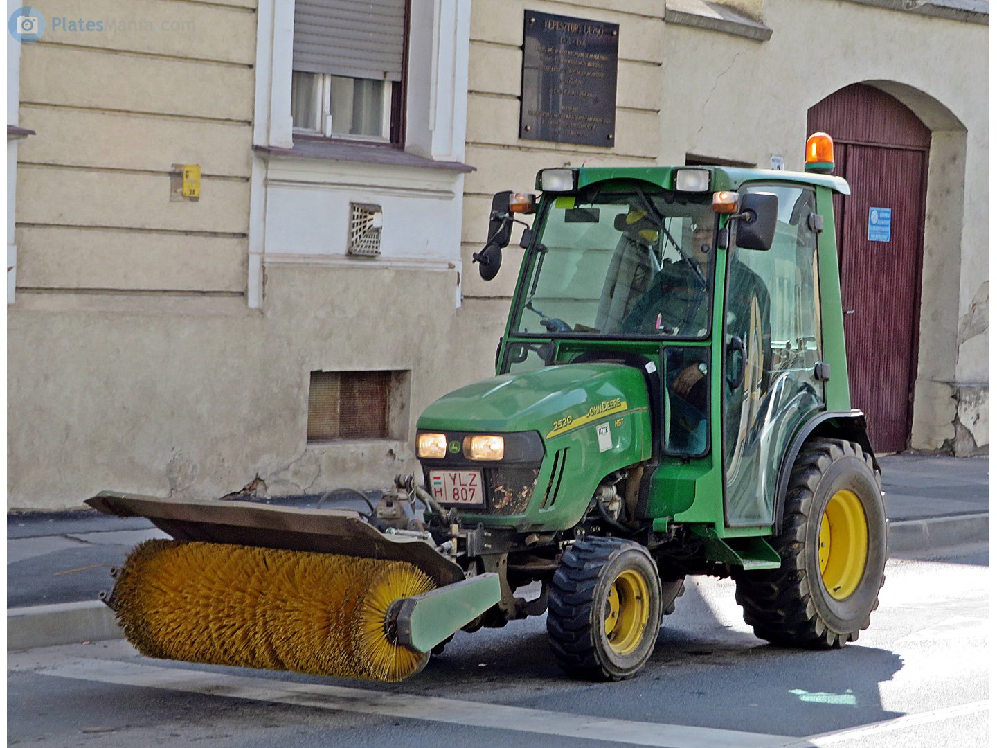 YLZ-807, John Deere 2000-Series 