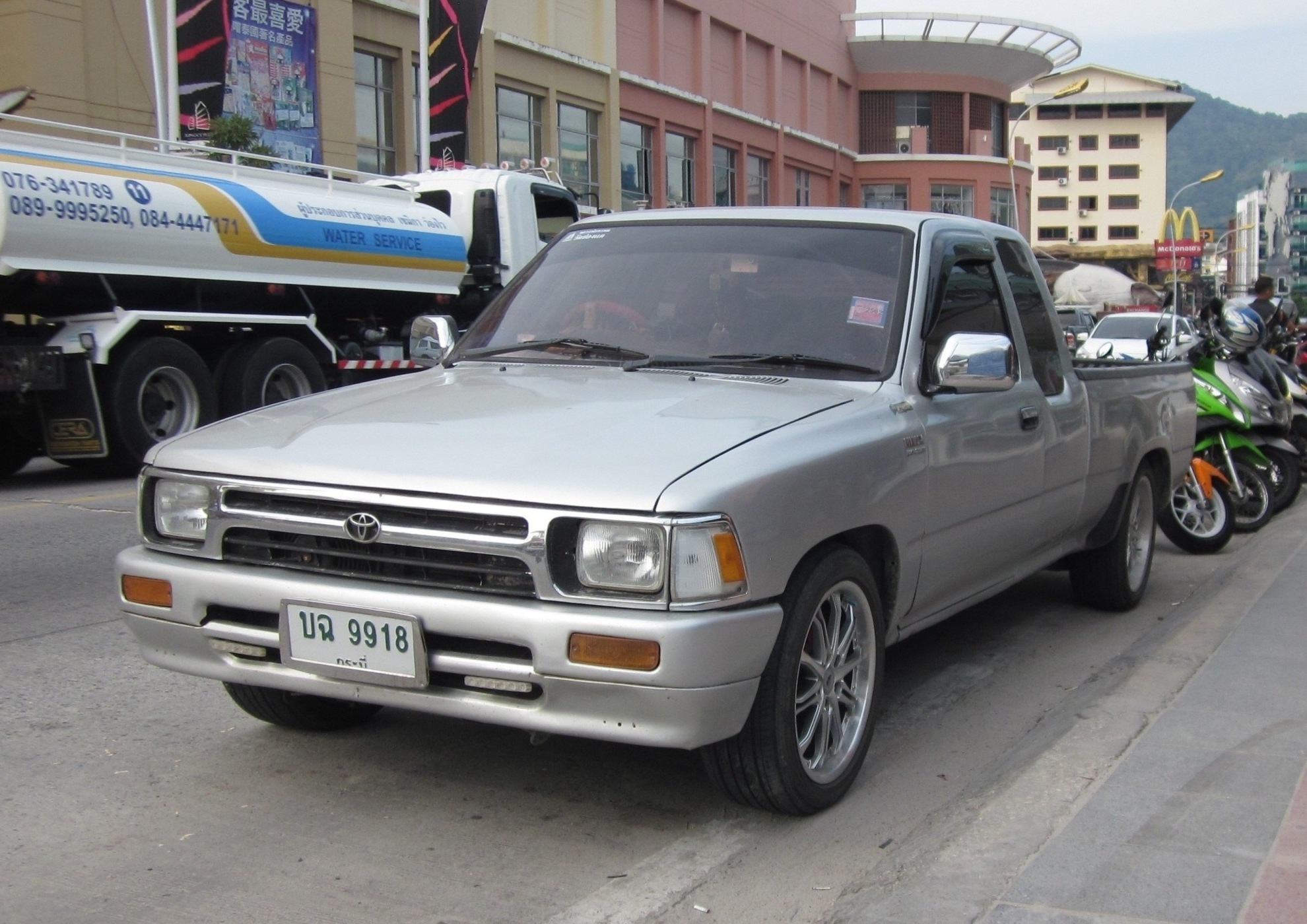 บฉ 9918, Toyota Hilux 