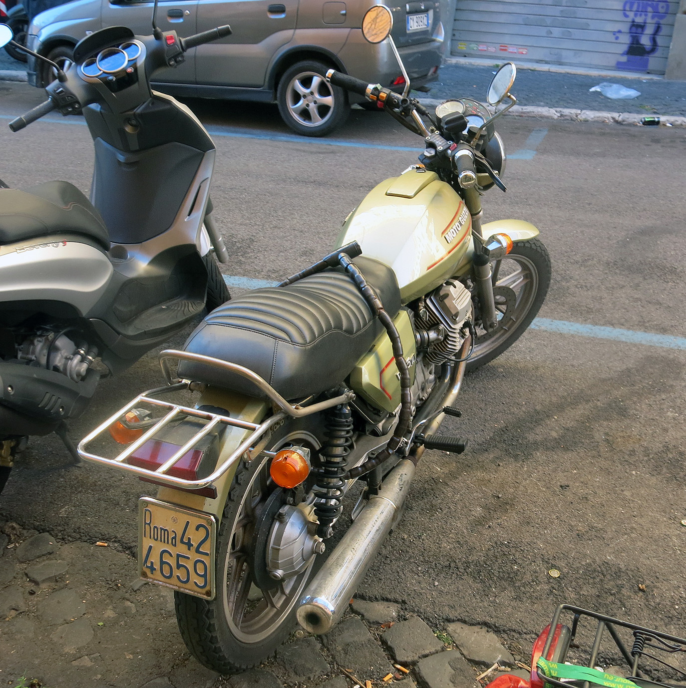 Roma 424659, Moto Guzzi V35 