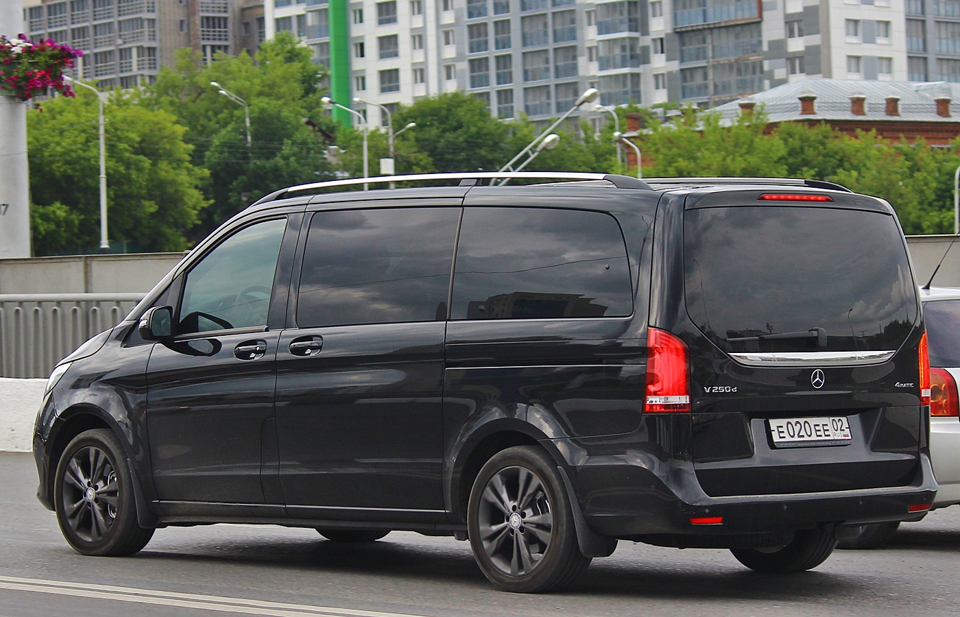 Девушка держит снимок узи. 20 ее. Квентин тарантино молодой в очках. Мужчина старше. Тарантино молодой.