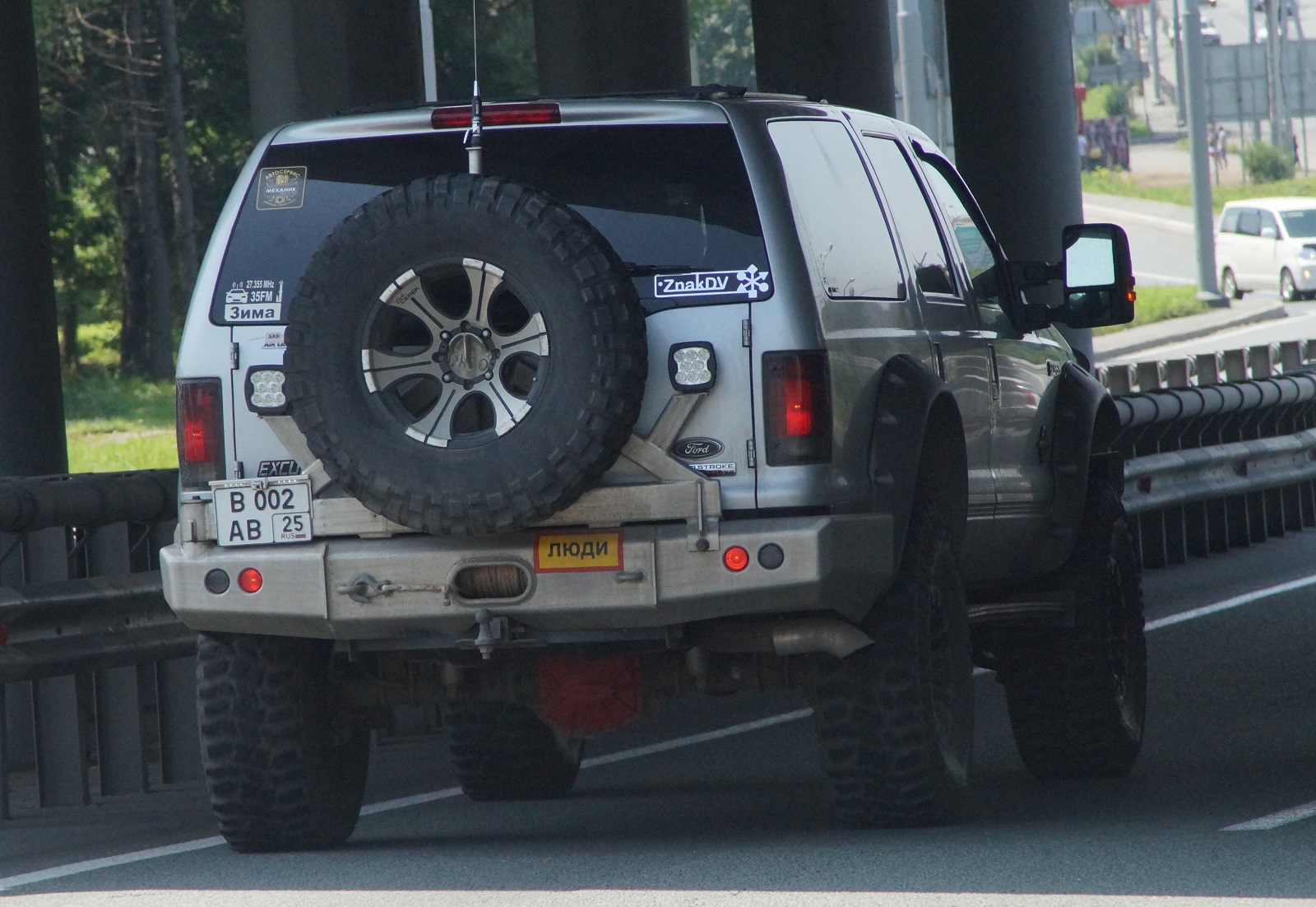 в 002 ав 25, Ford Excursion 