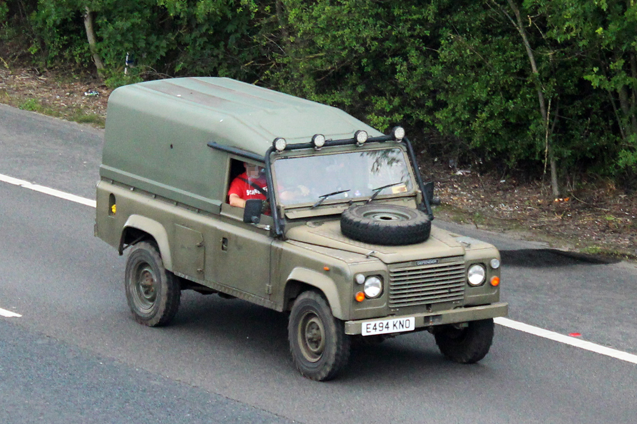 E494KNO, Land Rover Defender 1st gen 110