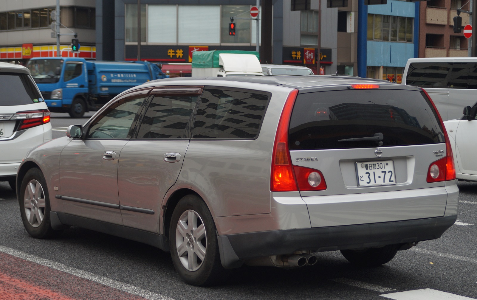 春日部 301 と 3172, Nissan Stagea 2nd gen (M35), 2001–2007
