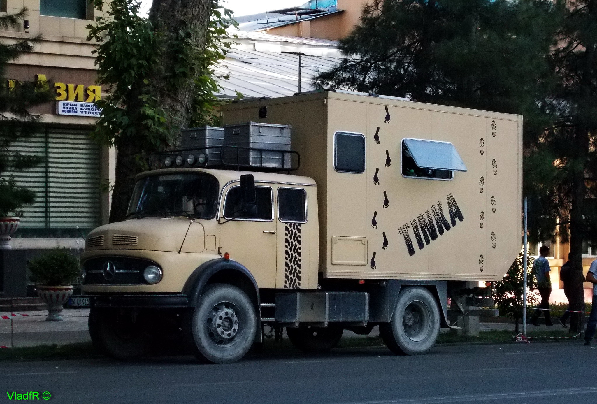 DW LA 911, Mercedes-Benz L/LA-Series Trucks 