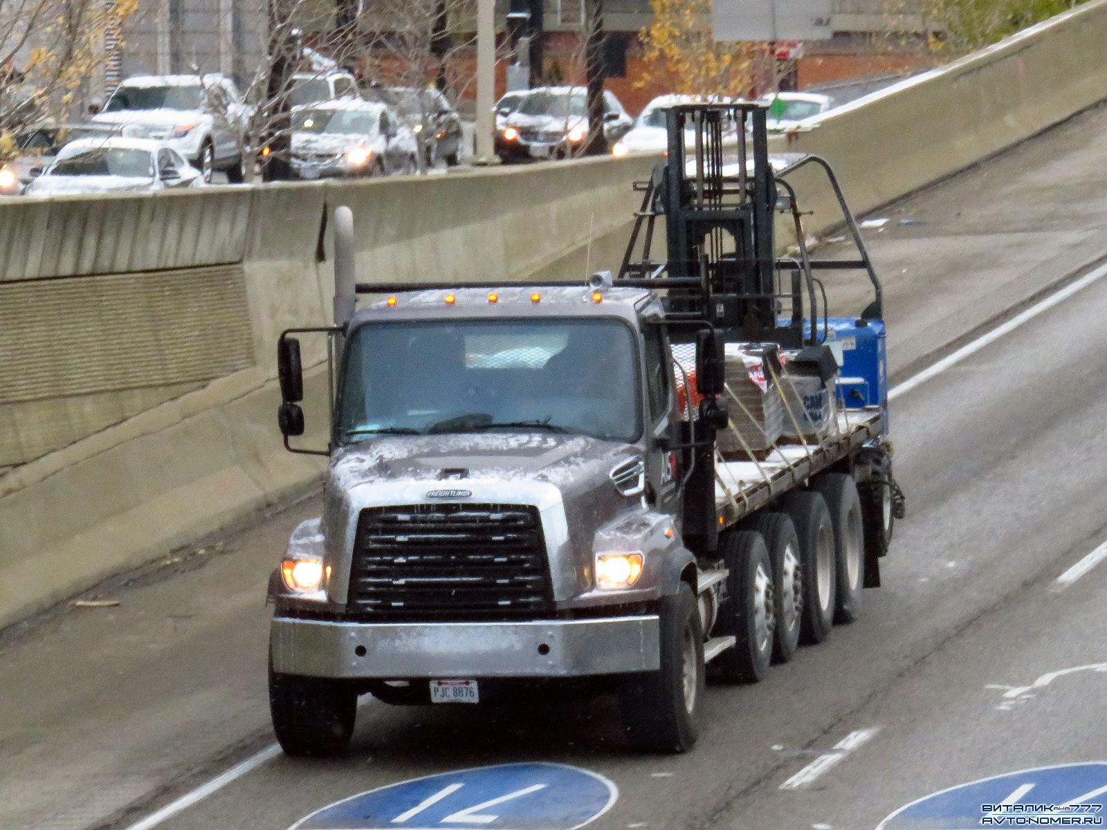 PJC 8876, Freightliner 114SD 