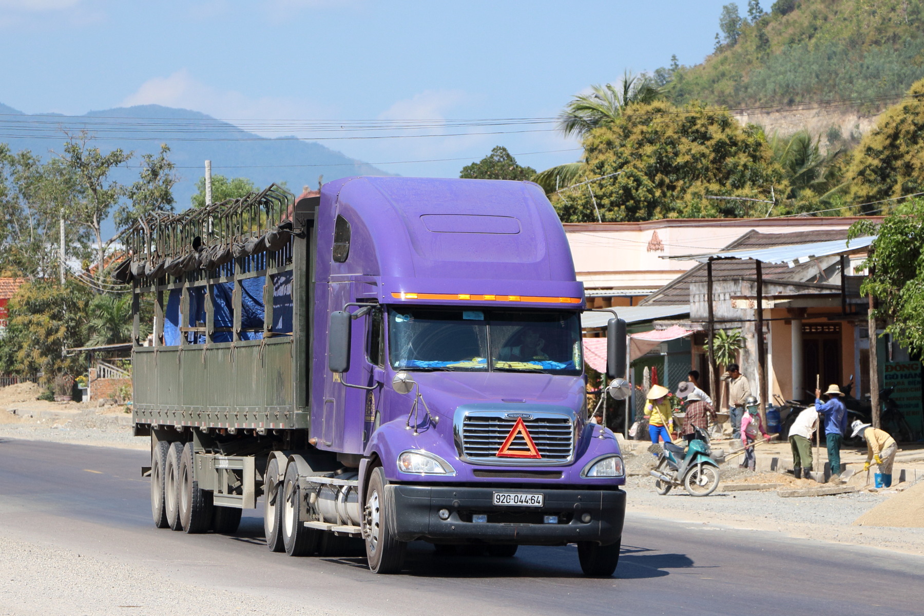 92C-044.64, Freightliner Columbia 