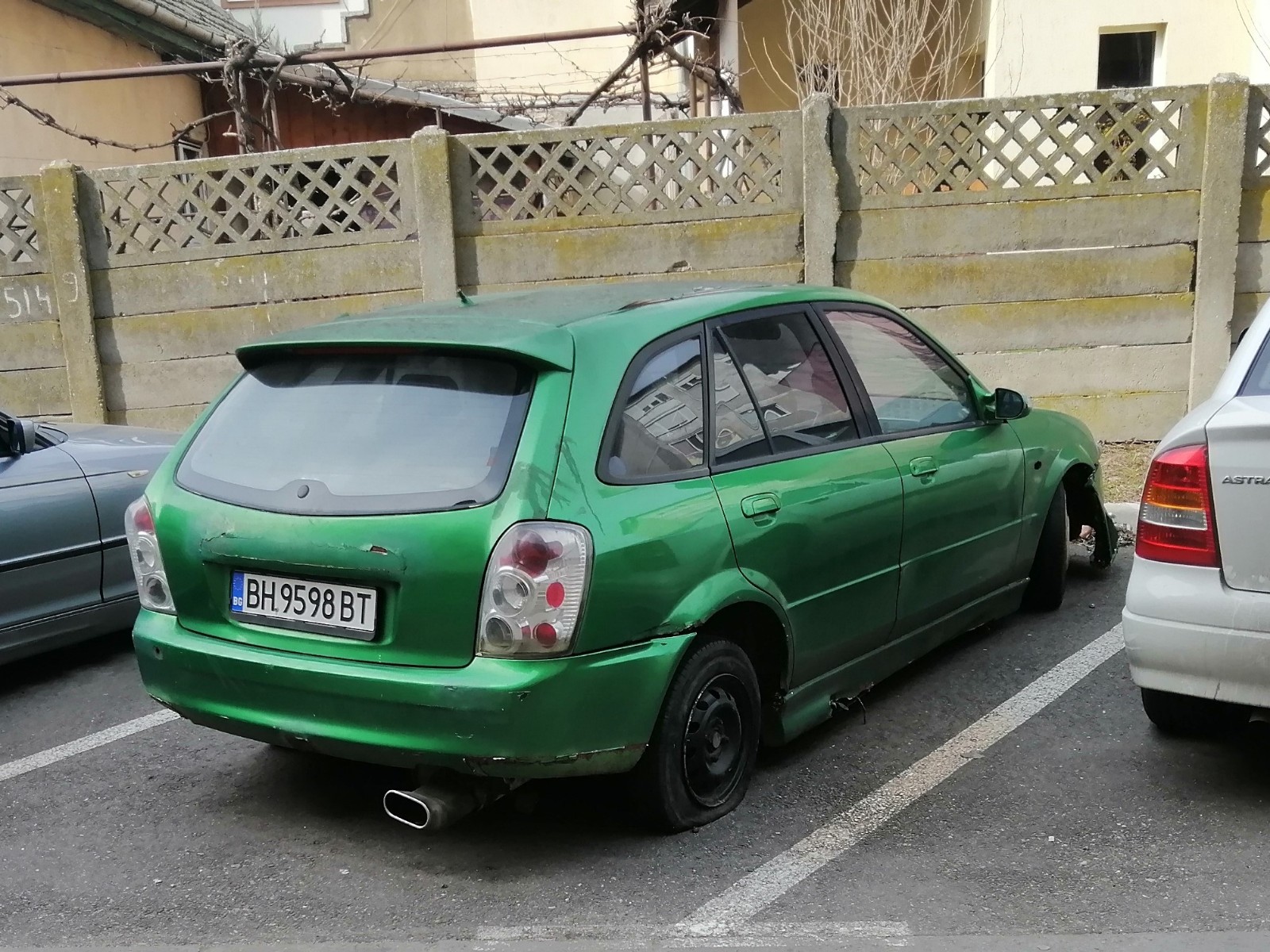 BH 9598 BT, Mazda 323 6th gen Hatch (BJ), 1998–2003