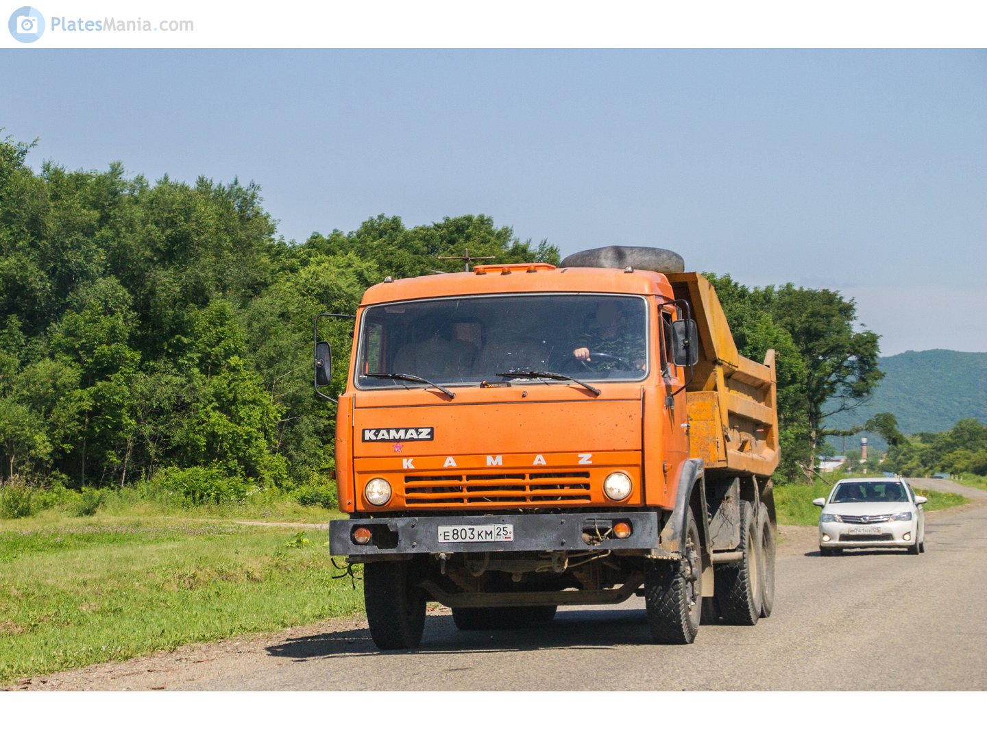 фото камаза вблизи. камаз 4310 правый руль. камаз в приморье. камаз-4310 1981 с лебедкой. камаз 55111 приморский край.