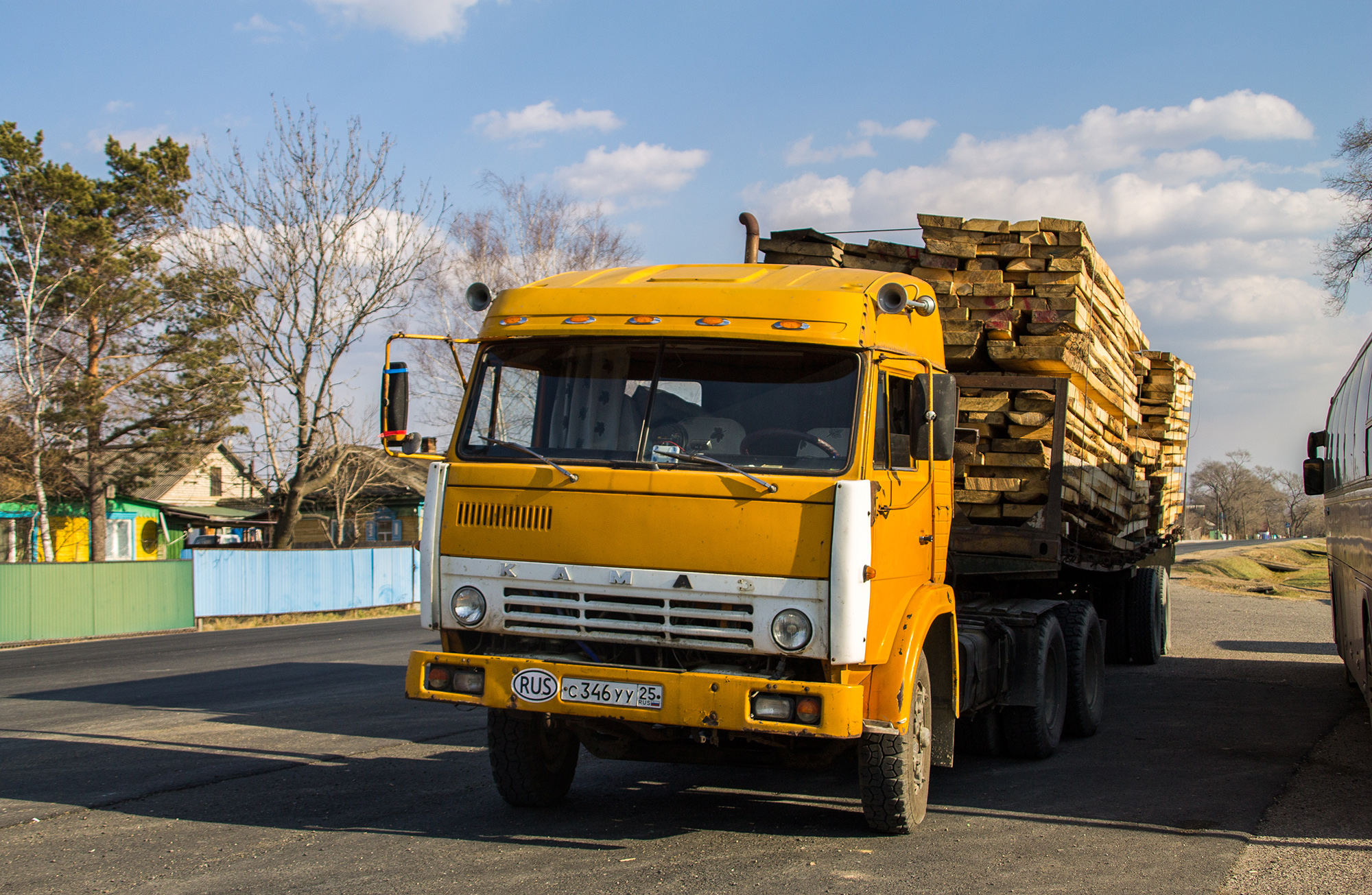 камаз 53215 бортовой с прицепом лесовоз. камаз-370. камаз во владивостоке. камаз бортовой старый 5320. камаз 5320 тюнинг.