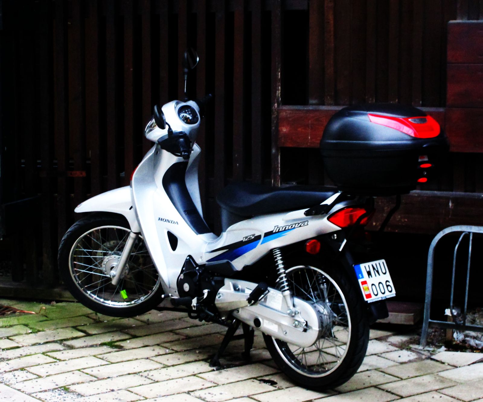 WNU 006, Honda Innova 