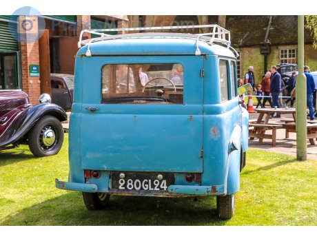 280 GL 24, Renault Juvaquatre