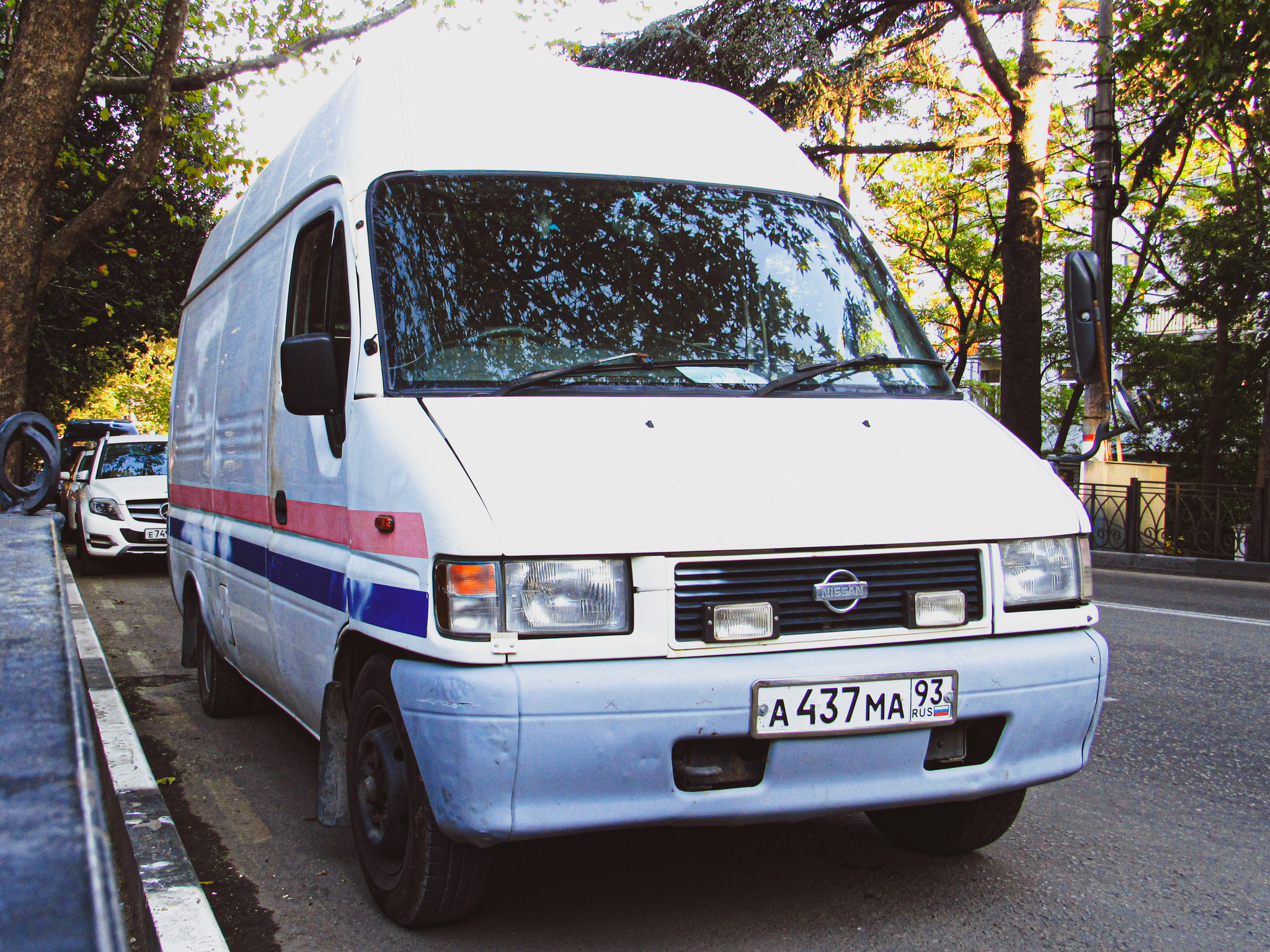 а 437 ма 93, Nissan Atlas 3rd gen Max Van, 1996–2001 (rebaged Isuzu Elf UT)