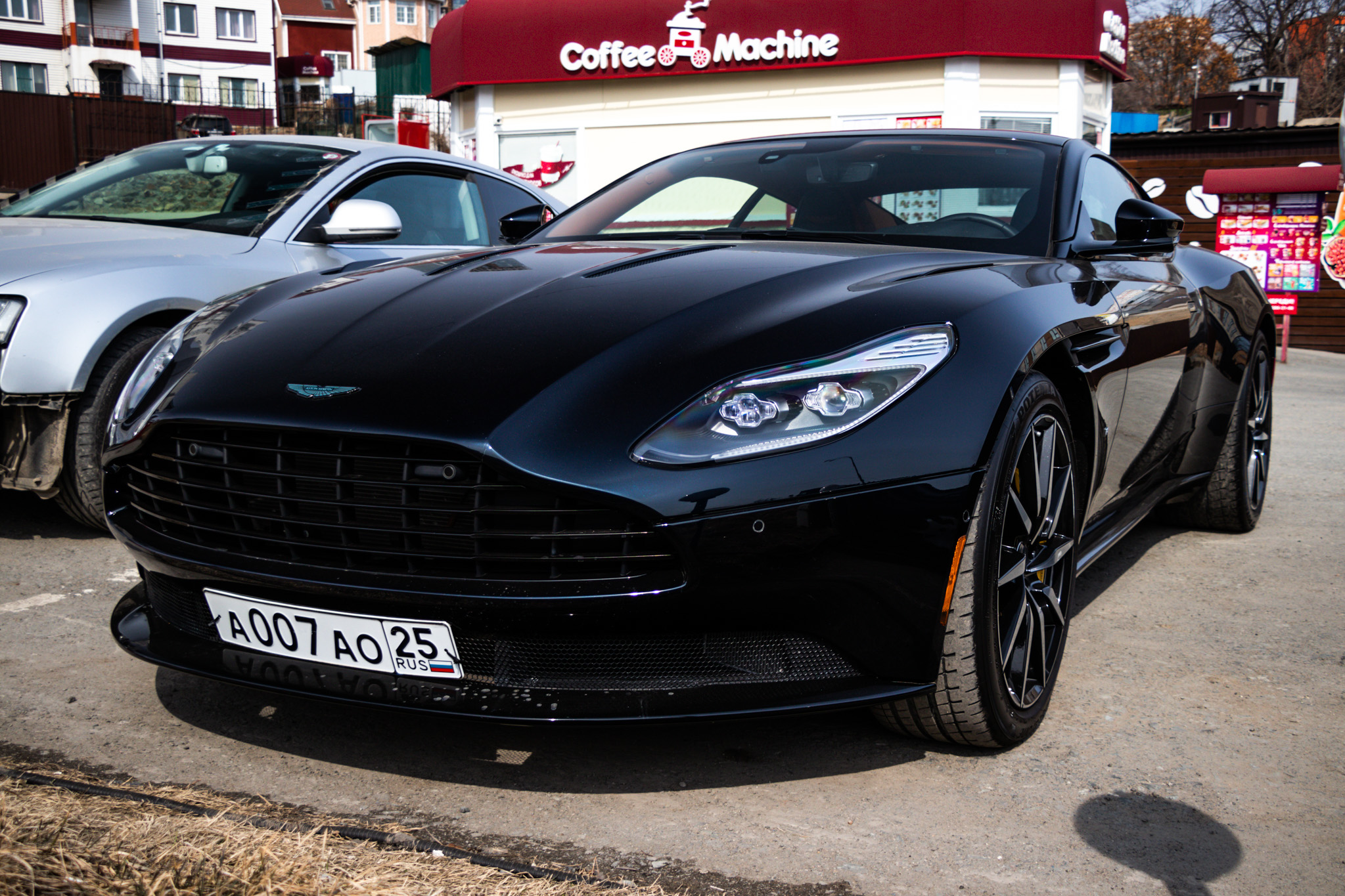 а 007 ао 25, Aston Martin DB11 Coupé (AM5), 2016–2023