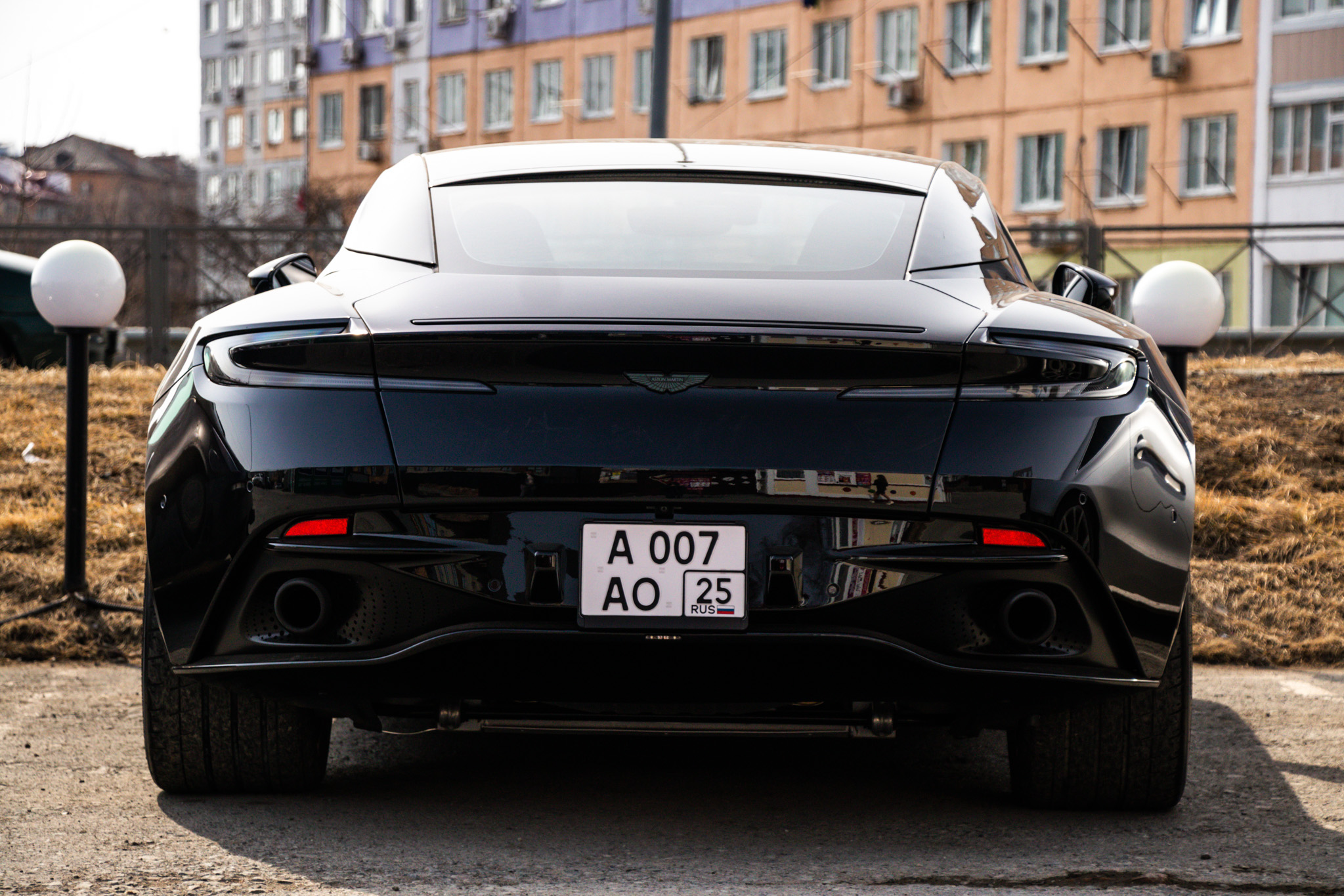 а 007 ао 25, Aston Martin DB11 Coupé (AM5), 2016–2023