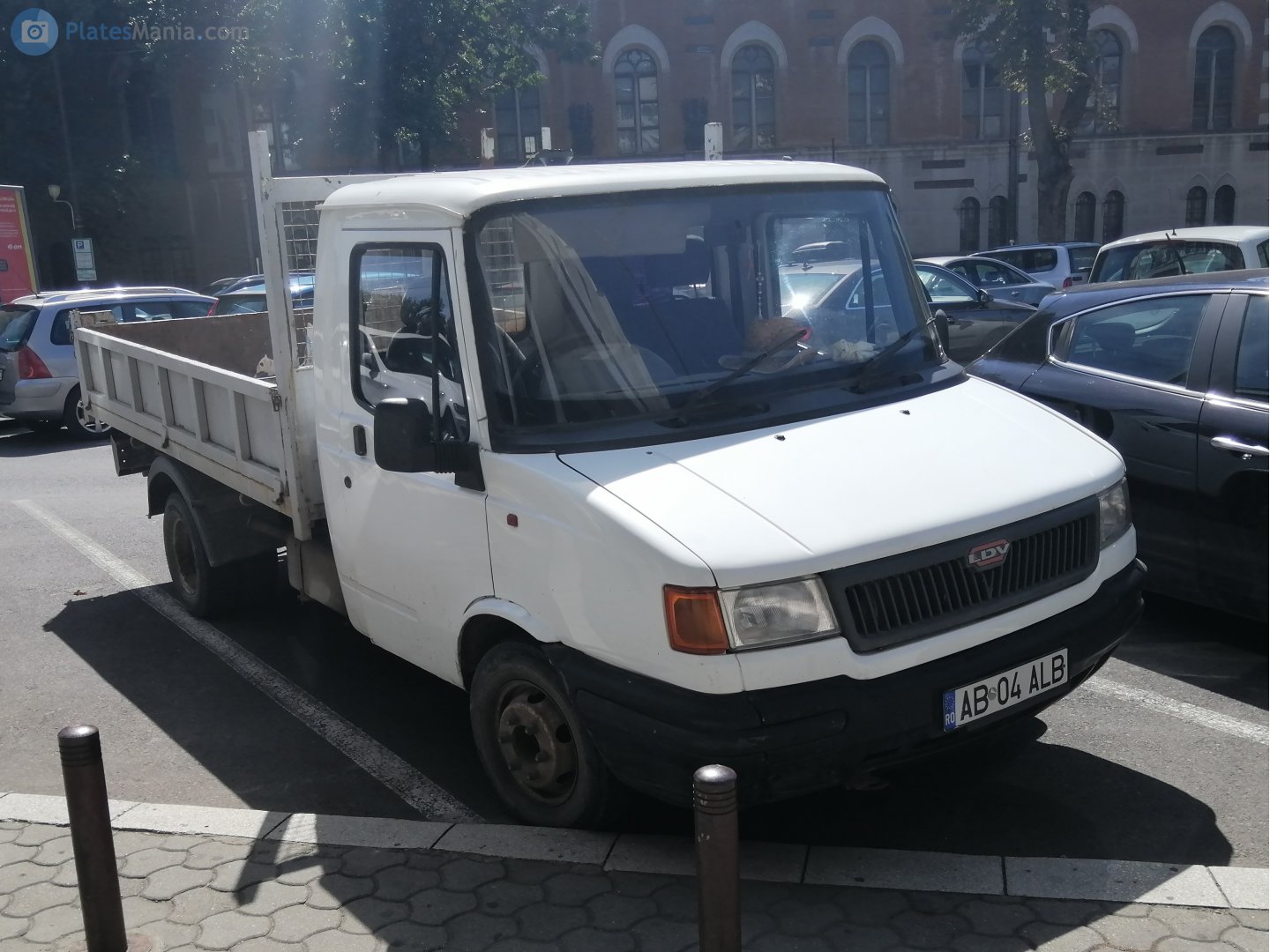 AB 04 ALB, LDV Convoy 