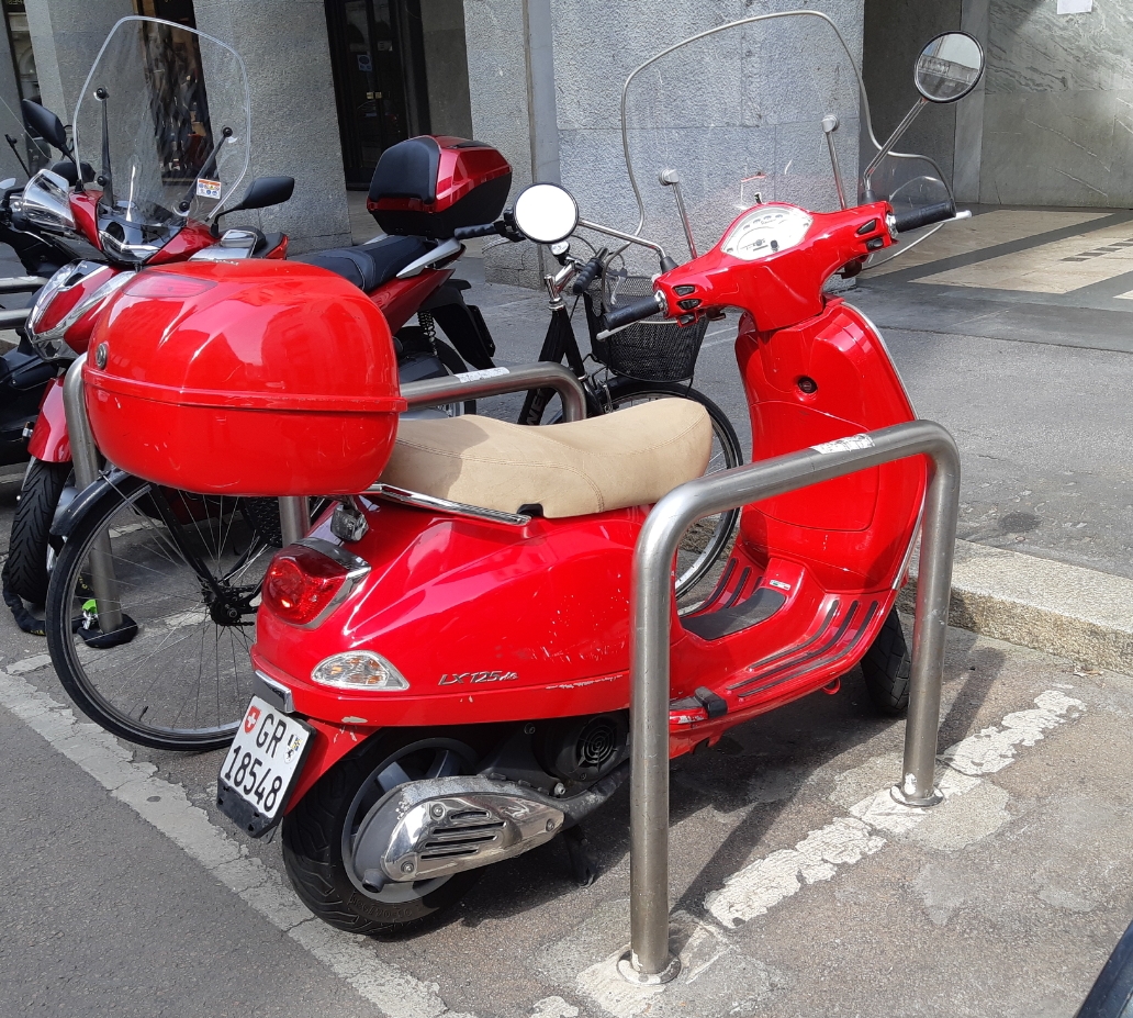 GR 18548, Vespa LX 