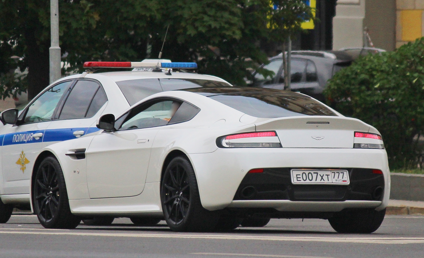 е 007 хт 777, Aston Martin V12 Vantage 