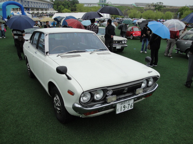 静岡 530 と 1976, Nissan Violet 1st gen Sedan (710/711), 1973–1977
