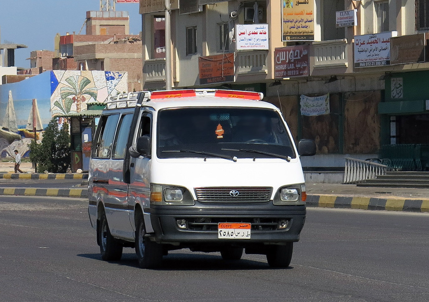 ٢٥٨٥ سرط, Toyota HiAce 