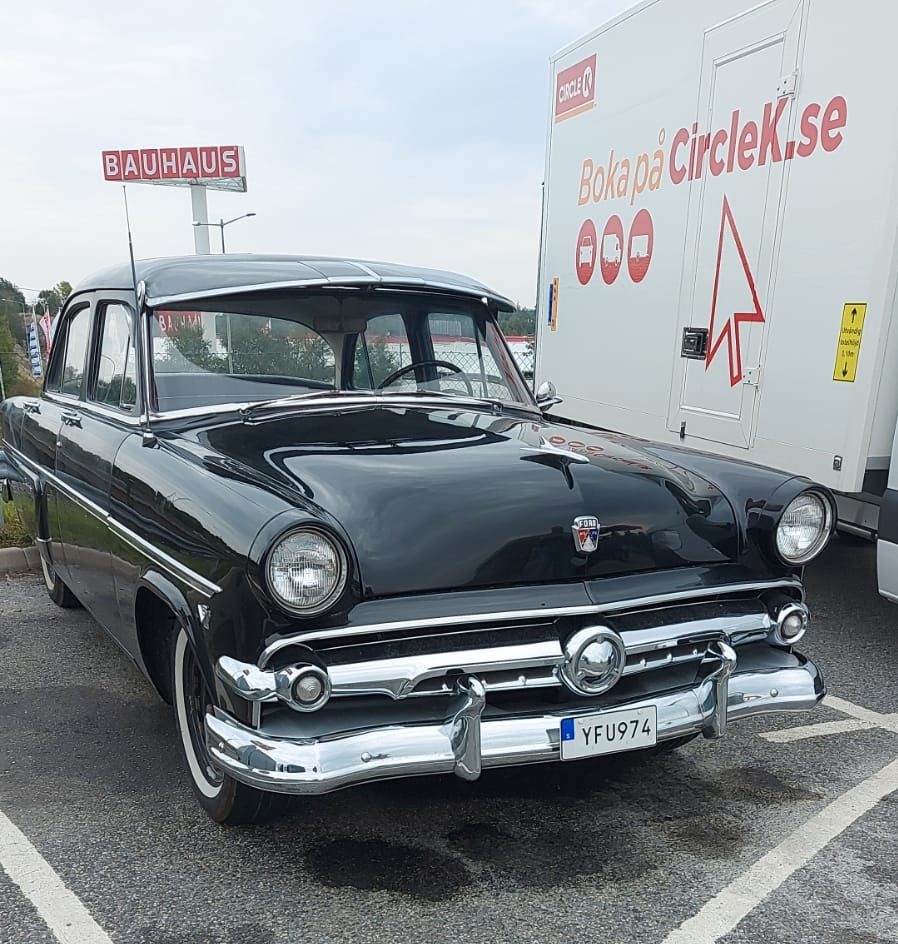 YFU 974, Ford Customline 