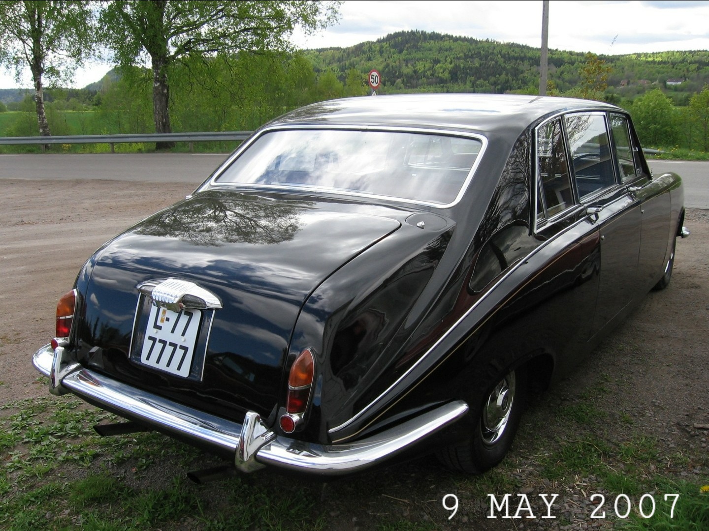 L-777777, Daimler DS420 