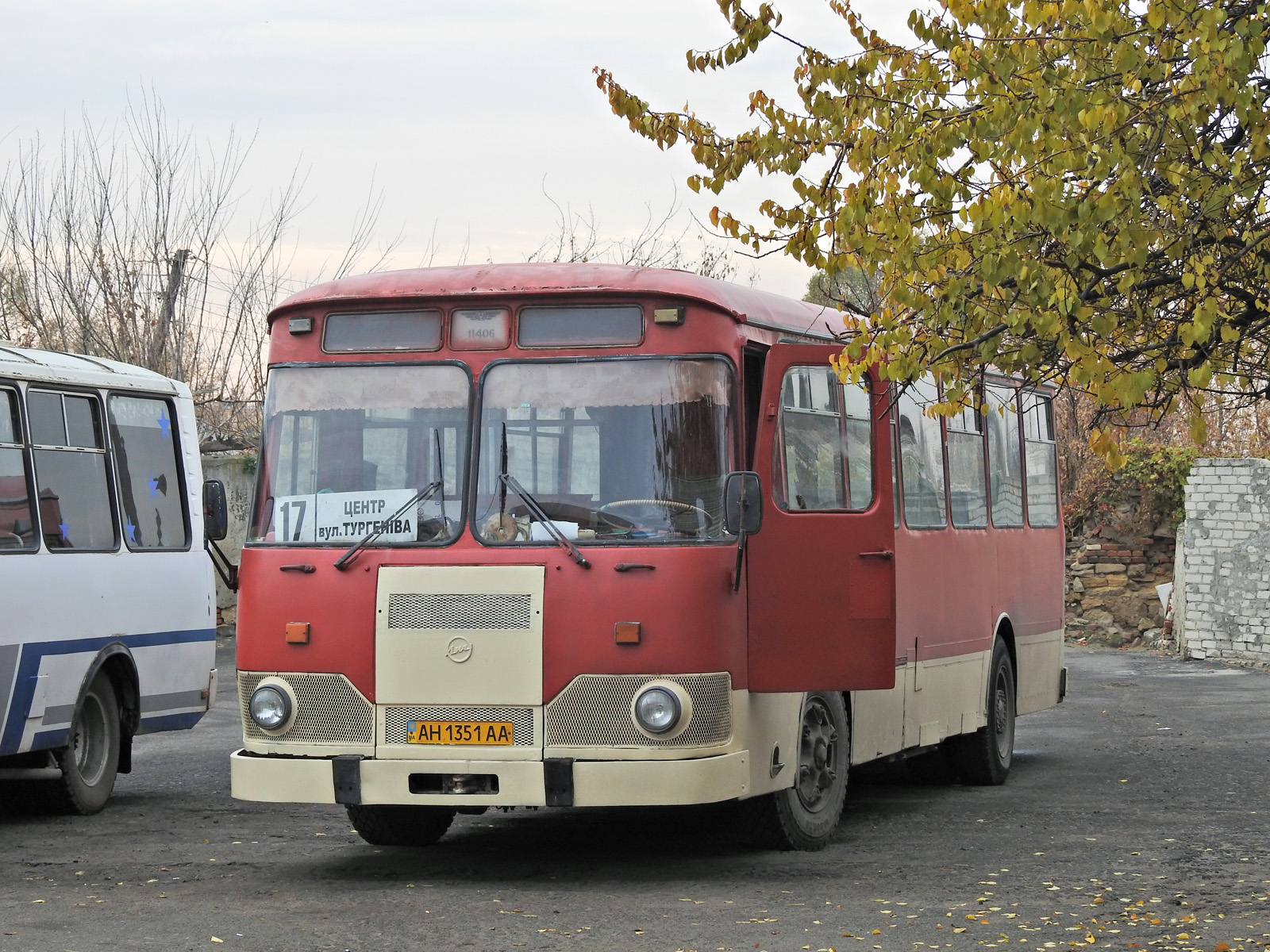 AH 1351 AA, LiAZ 677 