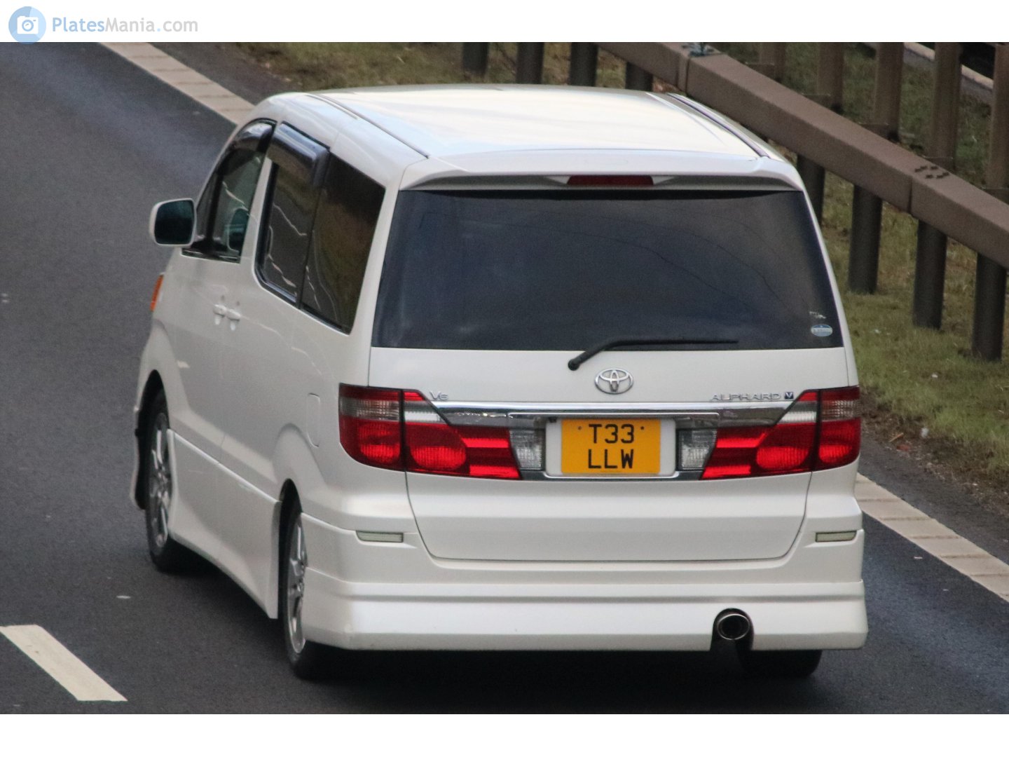 T33LLW, Toyota Alphard 1st gen (G/V) (AH10), 2002–2008