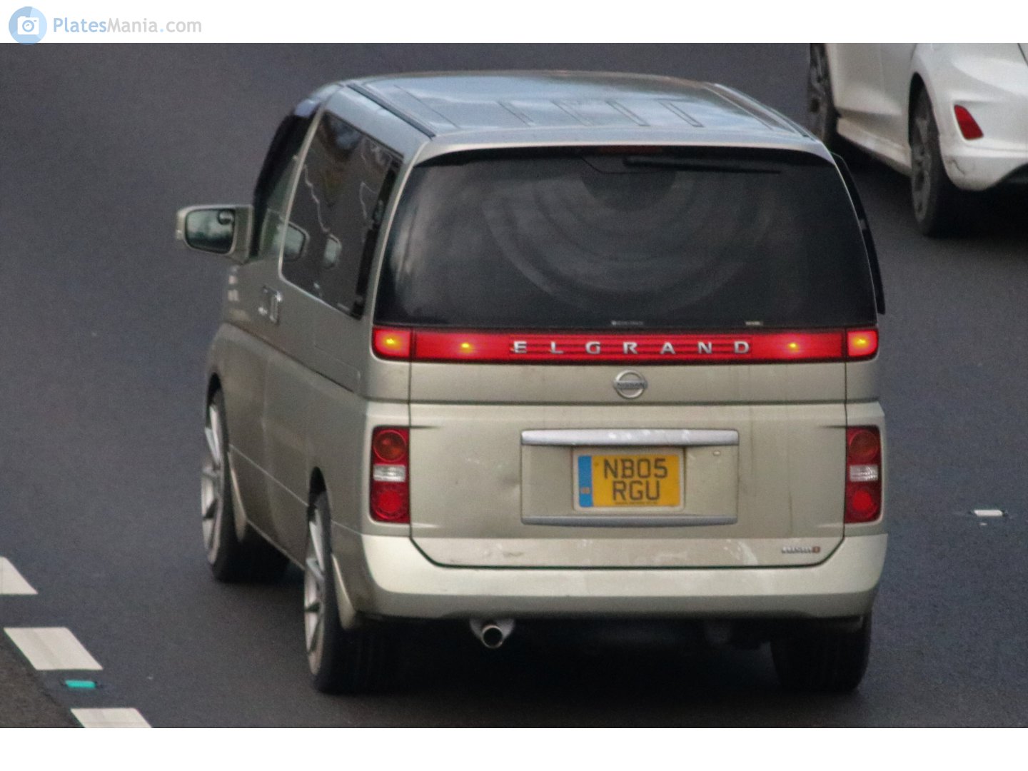 NB05RGU, Nissan Elgrand 2nd gen (E51), 2002–2010